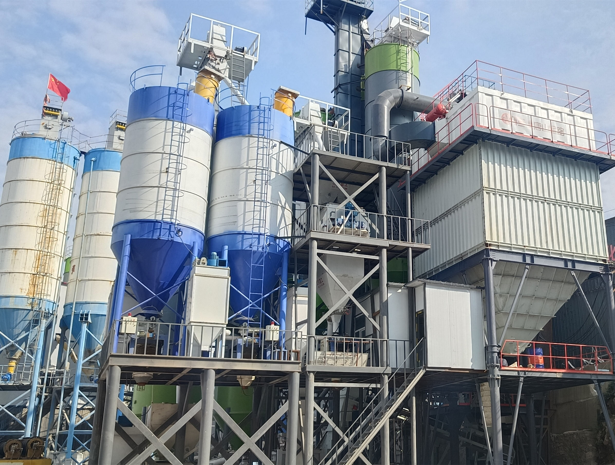 機(jī)制砂成建筑用砂主要來(lái)源，唐山金路制砂樓提供高標(biāo)準(zhǔn)機(jī)制砂生產(chǎn)設(shè)備